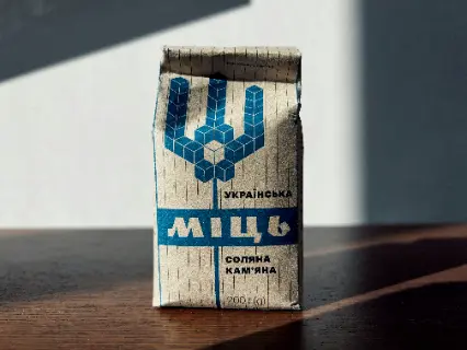 un sac de café posé sur une table en bois miniature